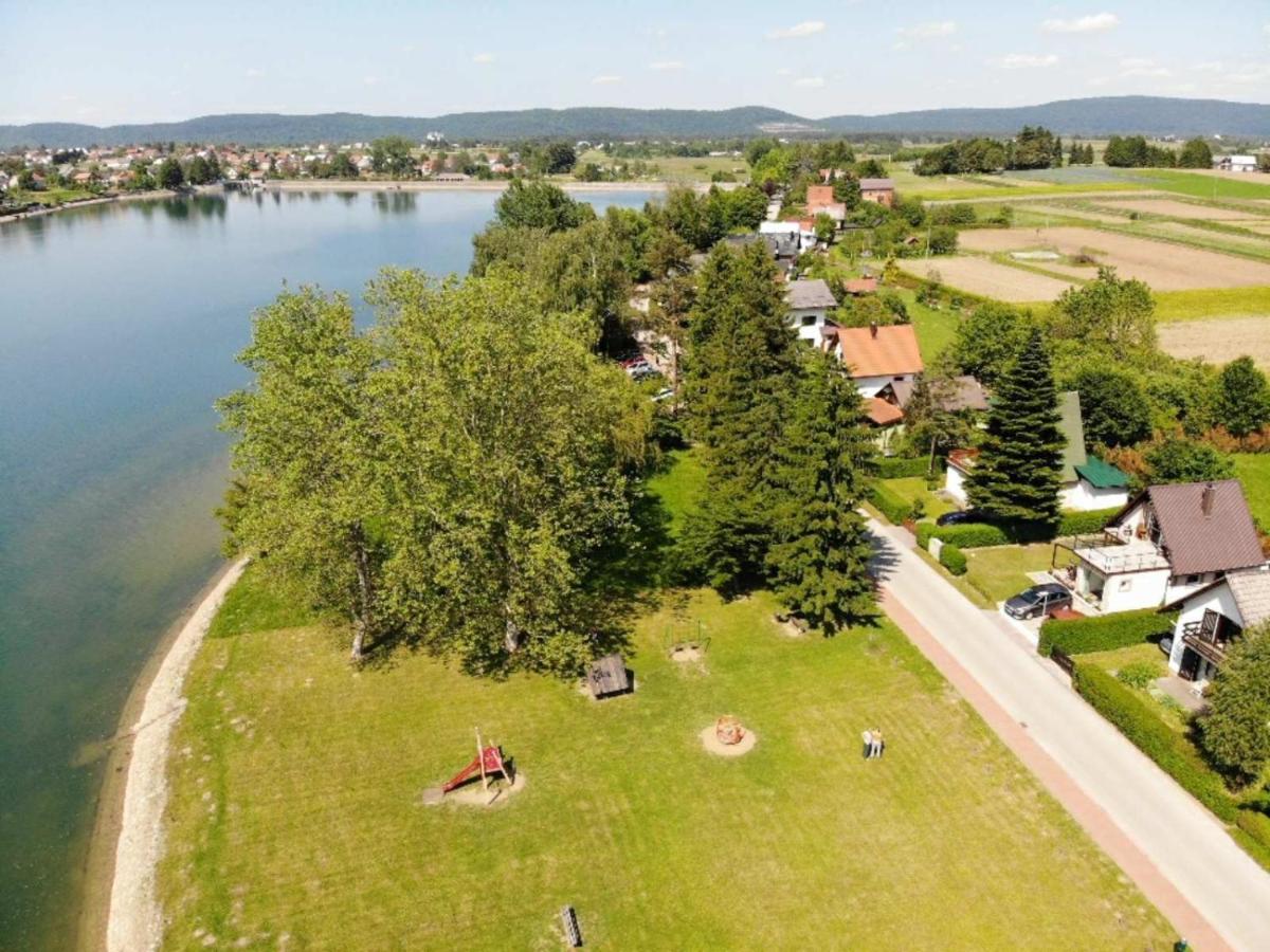 אוגולין Vila Kosjenka On Lake Sabljaci מראה חיצוני תמונה